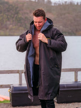 Lade das Bild in den Galerie-Viewer, TriWrap Changing Robe System Black &amp; Jet

